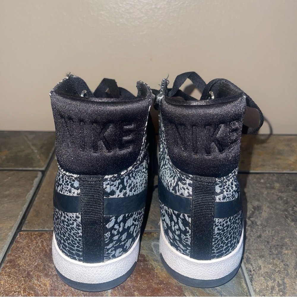 Nike Black and Gray Patterned Women's Sneakers - Picture 3 of 5